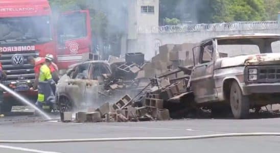 Carro beta na traseira de caminhão e pega fogo na rodovia Marechal Rondon, SP-300, em Itu