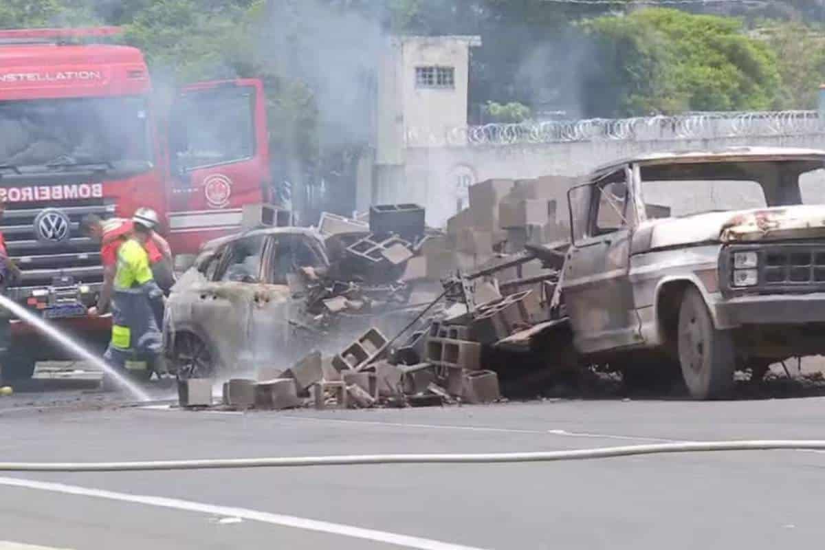 Carro beta na traseira de caminhão e pega fogo na rodovia Marechal Rondon, SP-300, em Itu