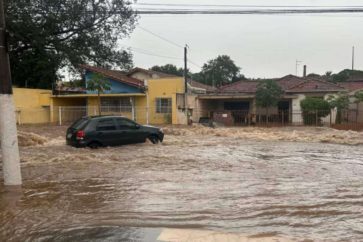 Chuva de 120 mm transforma cidade de Itu em Veneza com ruas e avenidas alagadas