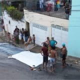 Em meio a calor, moradores de bairro de Mairinque criam toboágua comunitário e se divertem