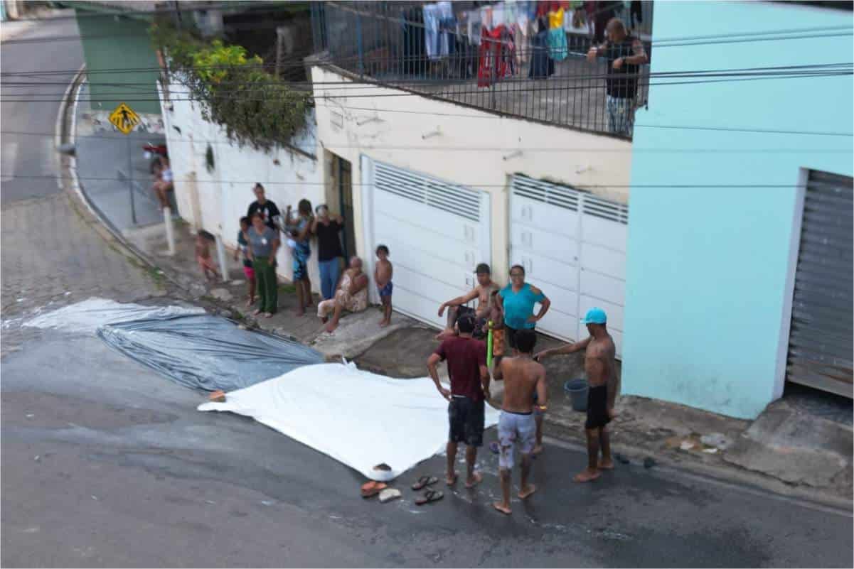 Em meio a calor, moradores de bairro de Mairinque criam toboágua comunitário e se divertem