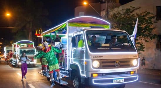 Esquentando o clima natalino, caravana de natal do Supermercados São Roque passa neste sábado em São Roque