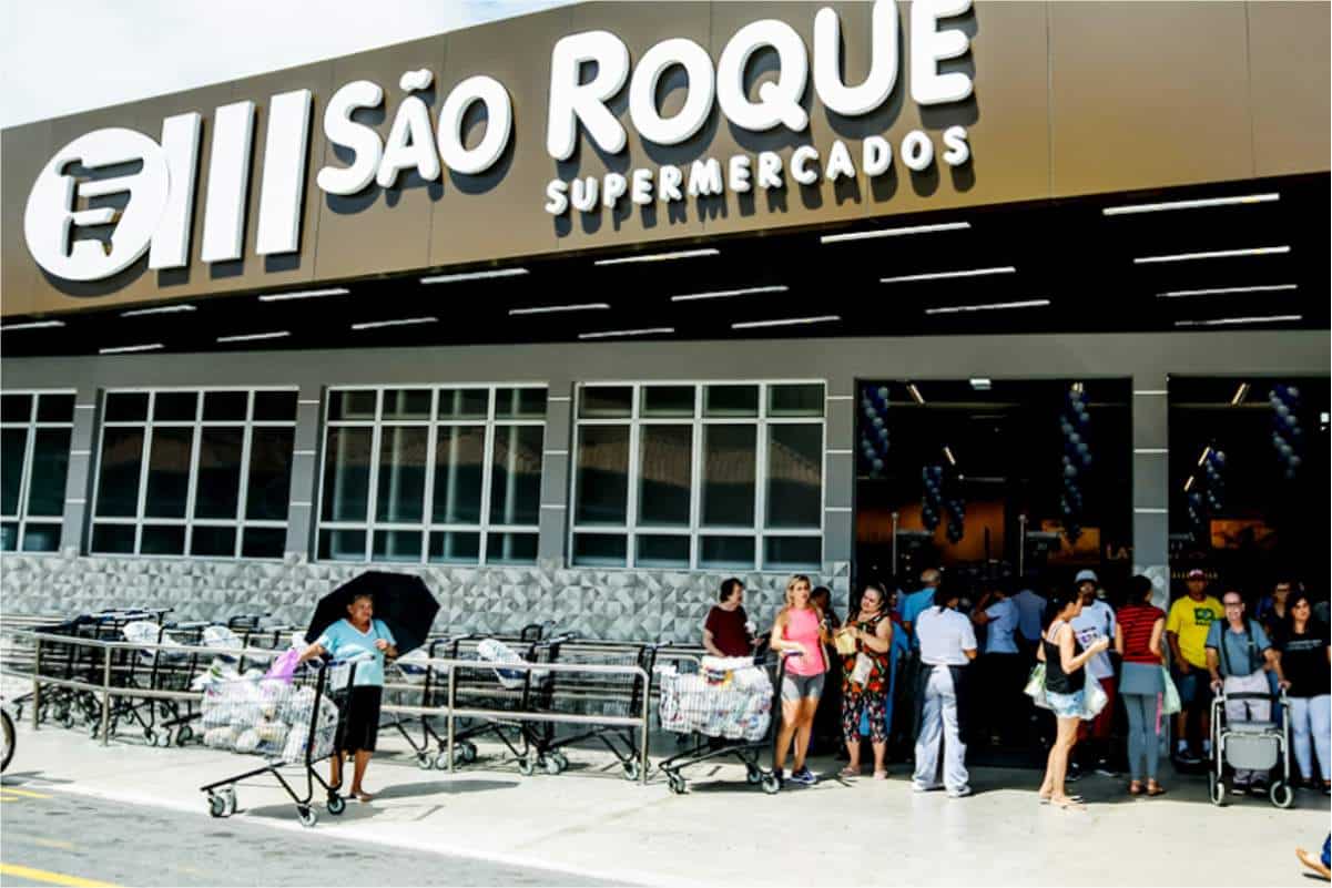 Fossa estourada com fezes causa mal-estar e incomodo em porta de supermercado em São Roque