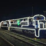 Trem iluminado com luzes de natal da RUMO passar por Mairinque, São Roque, Caucaia do Alto nesta quinta (12)