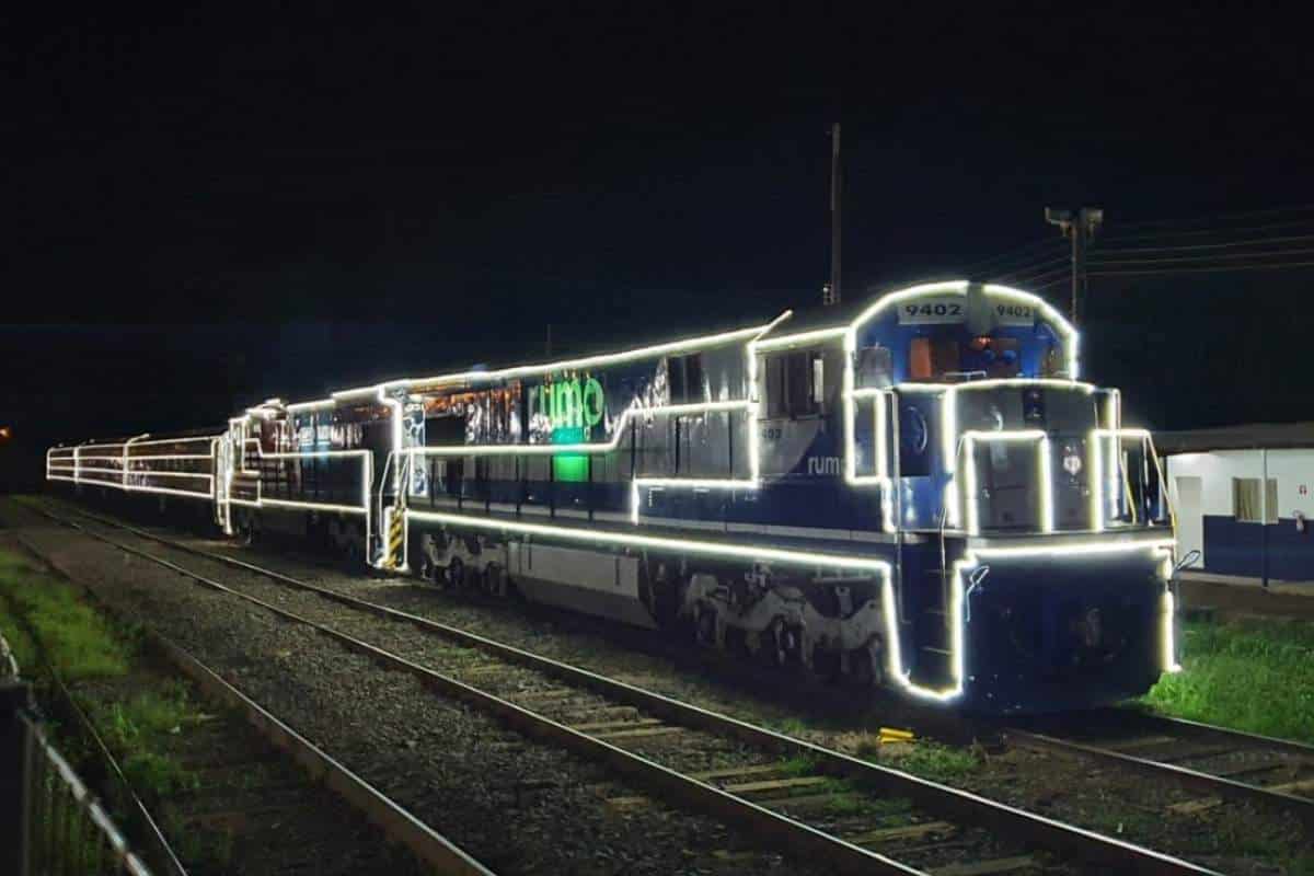 Trem iluminado com luzes de natal da RUMO passar por Mairinque, São Roque, Caucaia do Alto nesta quinta (12)