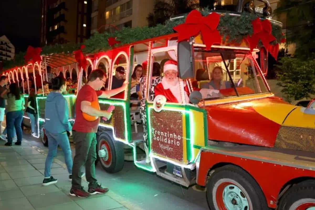 Trenzinho de natal leva crianças para passear em Mairinque de graça durante período de natal