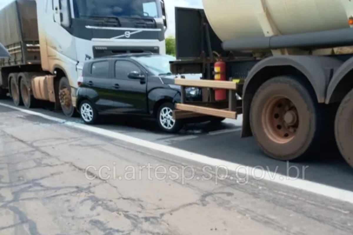 Carro É Prensado Por Carretas Na Washington Luís Em Cidade Próxima De São Carlos