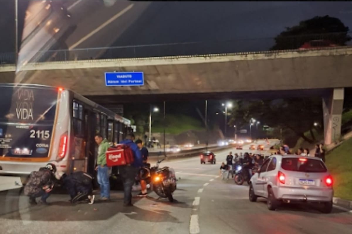 Jovem De 27 Anos Morre Esmagada Por Ônibus Em Cotia. Ela Estava Em Um Moto Uber