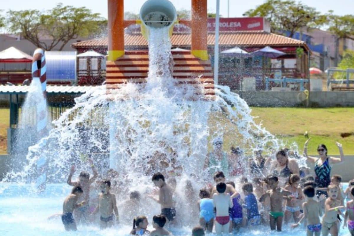 Parque Aquático Gratuito No Interior De São Paulo, Conta Com Escorregadores E Um Toboágua De 60 Metros